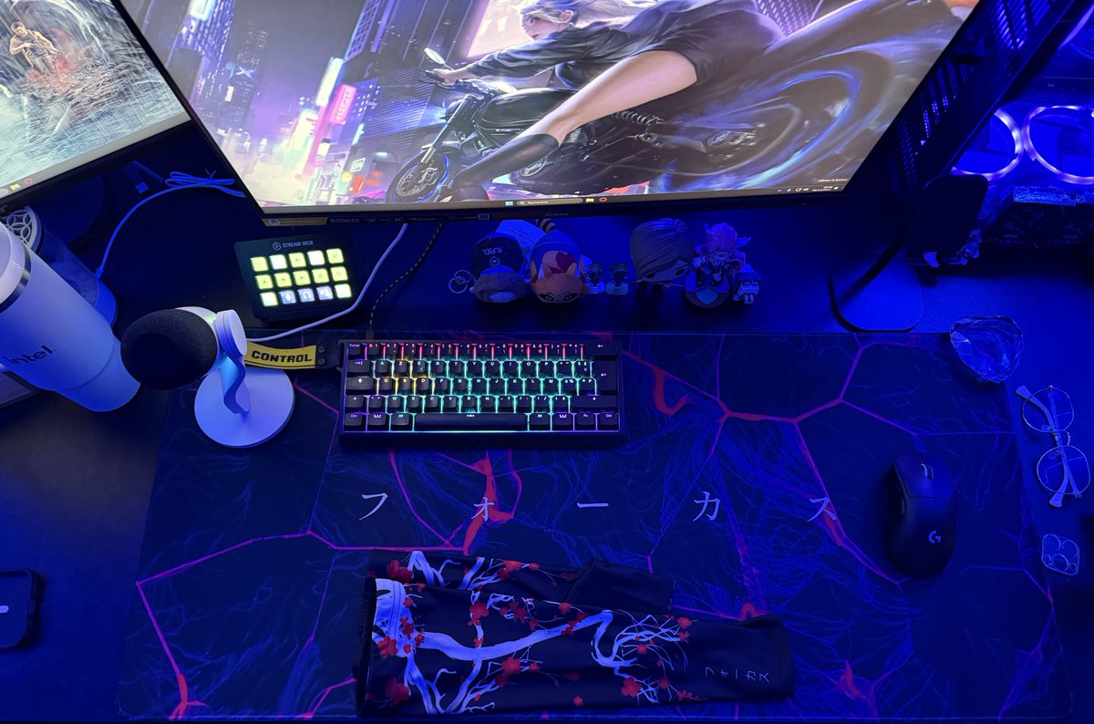 Encore un gros gros merci à focus gaming pour le tapis de la nouvelle collection et les sleeves sakura 🫦