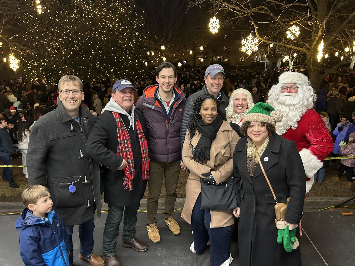 MattLesser's tweet photo. We had some real celebrities on hand for the Middletown tree lighting. 🎅 🧑‍🎄 

Thank you Santa and Mrs. Claus for coming to hang out with us! Great job by the City and Chamber - huge crowd. https://t.co/SvOFBEnnIr