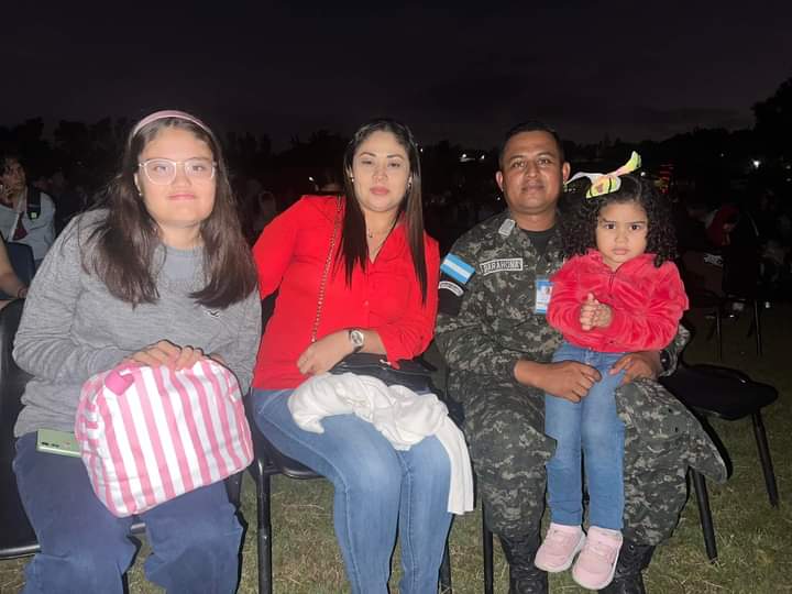 FuerzaNavalHND's tweet photo. Miembros del Estado Mayor General Naval acompañados de sus familias, disfrutan de un ambiente lleno de alegría, previo a la inauguración de la #VillaNavideña2024, que se realizará en el Campo de Parada Marte. https://t.co/YJnRZpCSg1