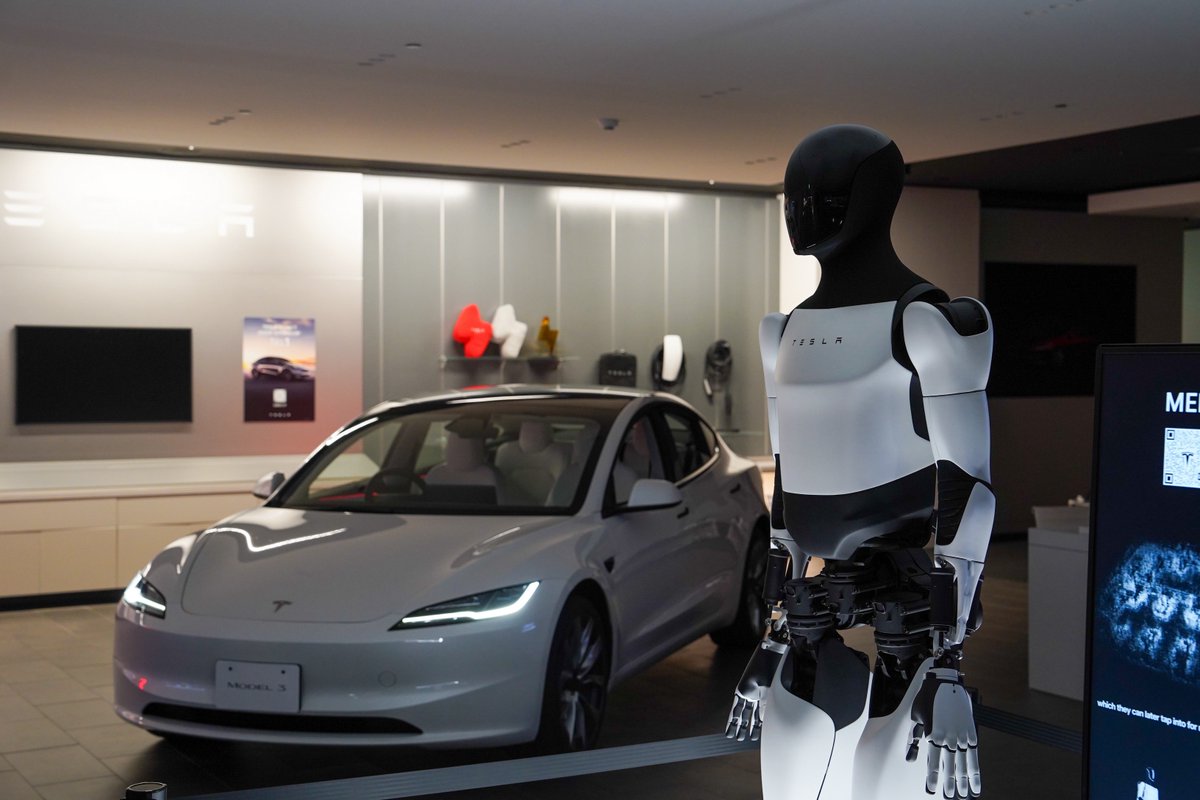 teslajapan's tweet photo. Optimusに会いに行こう！
テスラの車両と同じAI&amp;ハードウェアを搭載する人型ロボット「Optimus」を国内初展示🤖

📍テスラさいたま新都心
📍テスラ心斎橋 https://t.co/0oSRKmrrnk