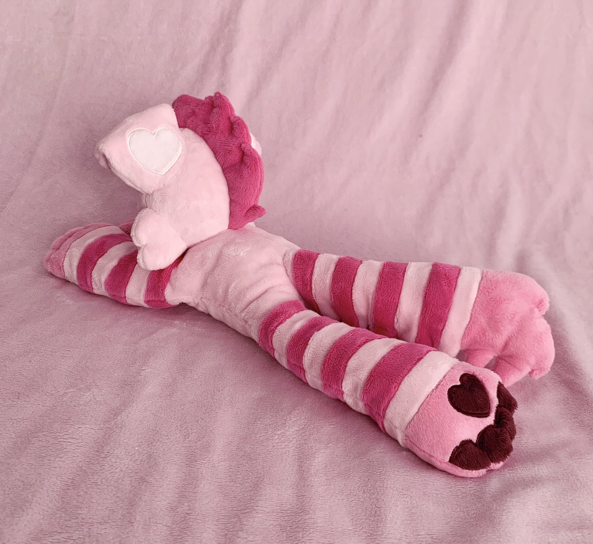 Here’s Toki!! Another finished commission!!💖
They were so many stripes to sew🫠 but I’m happy of how the plush came out at the end😊🌸
Pattern by me.