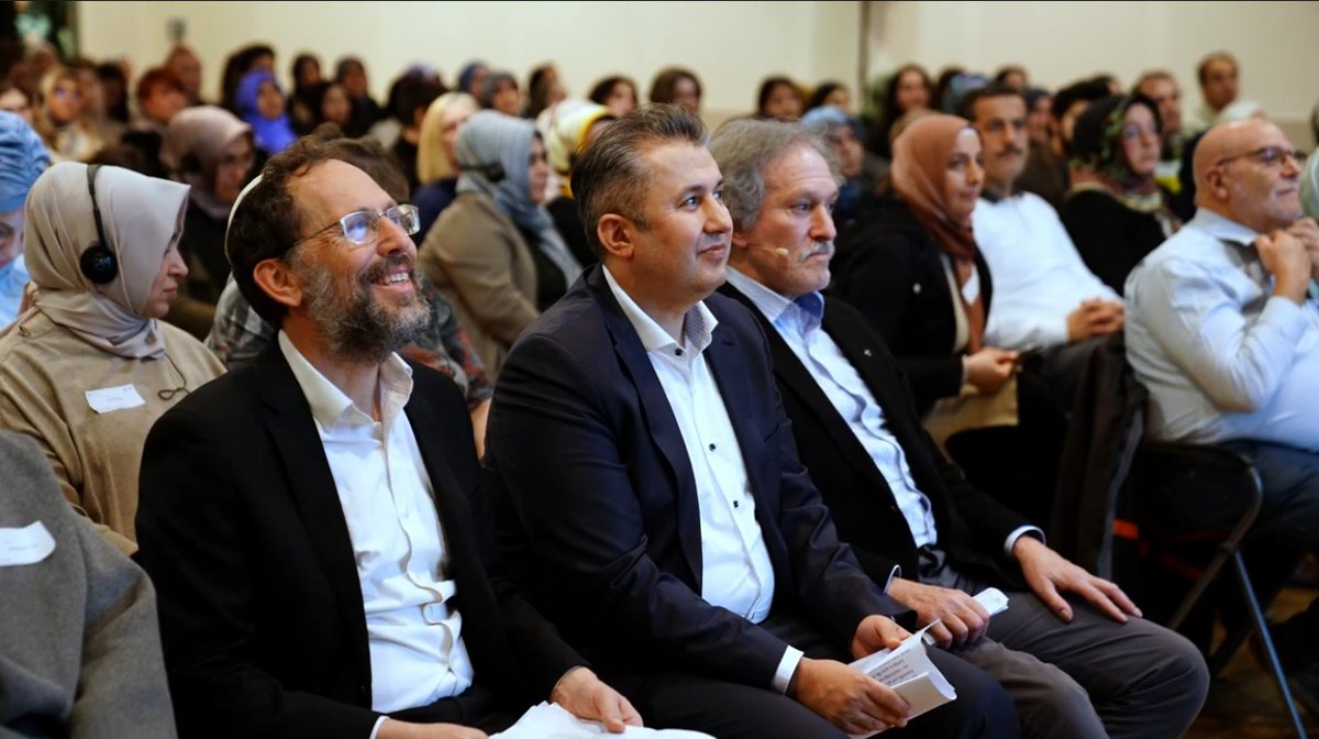 VEZ_NRW's tweet photo. Am Mittwoch, den 27.11.2024, durften wir Rabbiner Dr. Yakov Nagen und Prof. Ori Z Soltes bei uns begrüßen – ein besonderer Moment des interreligiösen Dialogs. 🌍

Die Buchvorstellung von Soltes' Werk „Zwischen Gedanke und Tat: Eine intellektuelle Biografie von Fethullah Gülen“ bildete das Herzstück des Abends. Der Professor der Georgetown University teilte inspirierende Einblicke in Gülens universelle Botschaft von Bildung, Dialog und Menschlichkeit.

Rabbiner Dr. Nagen bewegte die Zuhörer mit Worten über Gülens Erbe und hob hervor, wie seine Vision auch heute noch Werte wie Liebe und Gastfreundschaft vermittelt. 🕊️

Ein herzliches Dankeschön an alle, die diesen Abend möglich gemacht haben, und an unsere Gäste, die ihn mit Leben erfüllt haben! 🤝

#Dialog #Frieden #HizmetBewegung #Köln