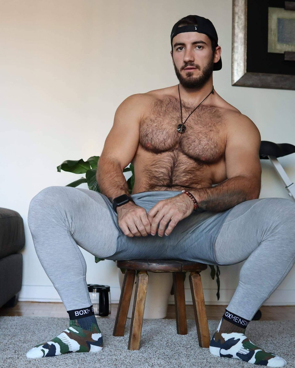Strapping_Men's tweet photo. https://t.co/wSuamr9TPv