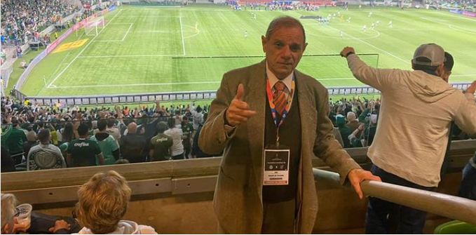 rogerplis's tweet photo. esse é o tal presidente do CORI assistindo a semifinal da libertadores do time dele o Palmeiras https://t.co/39nDYVQVZe