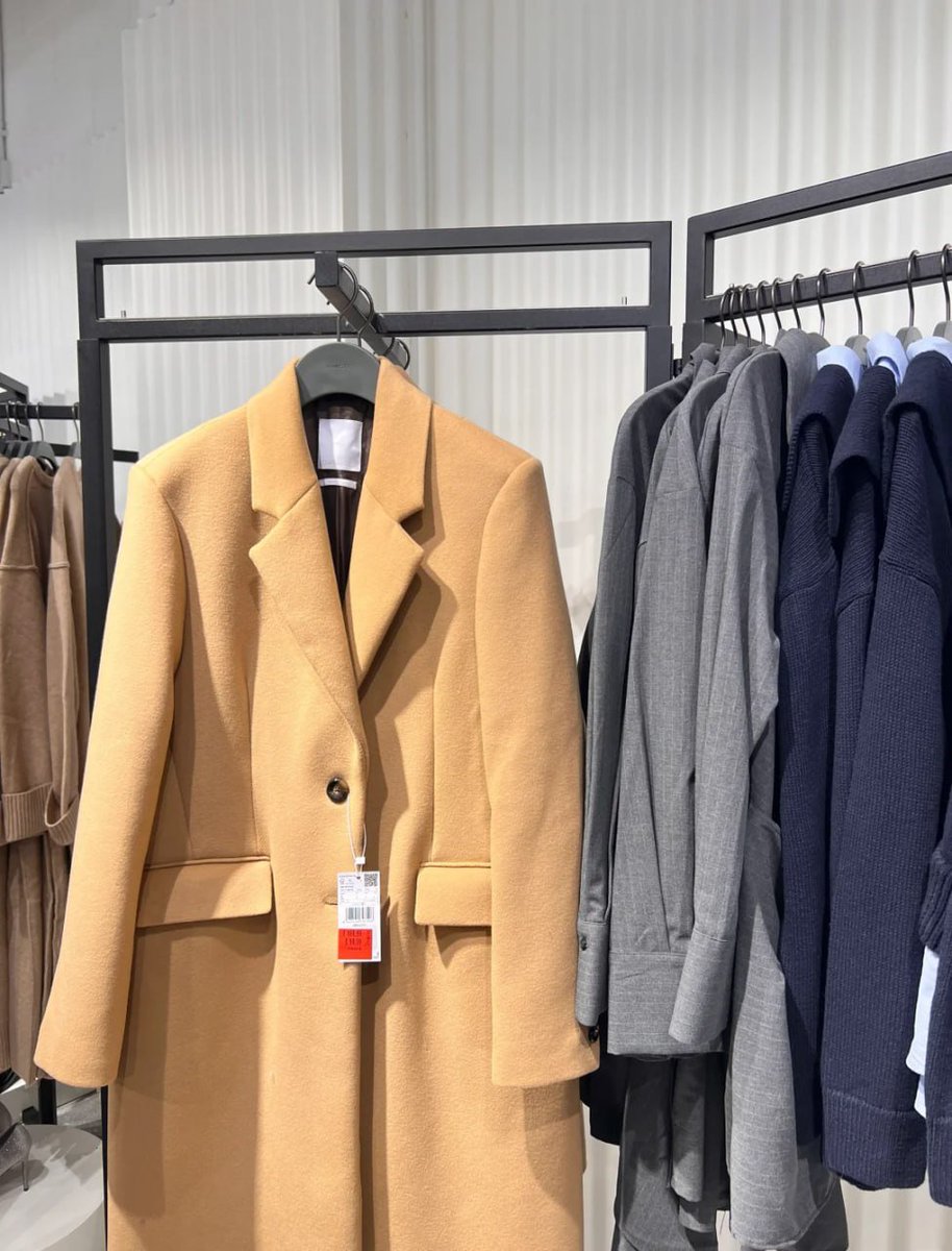Shay44054158's tweet photo. Mango Black Friday has started! I entered the store, I saw a lot of conspicuous red labels. I looked around and almost everything was on sale, almost half price https://t.co/SBgvRhOIa9