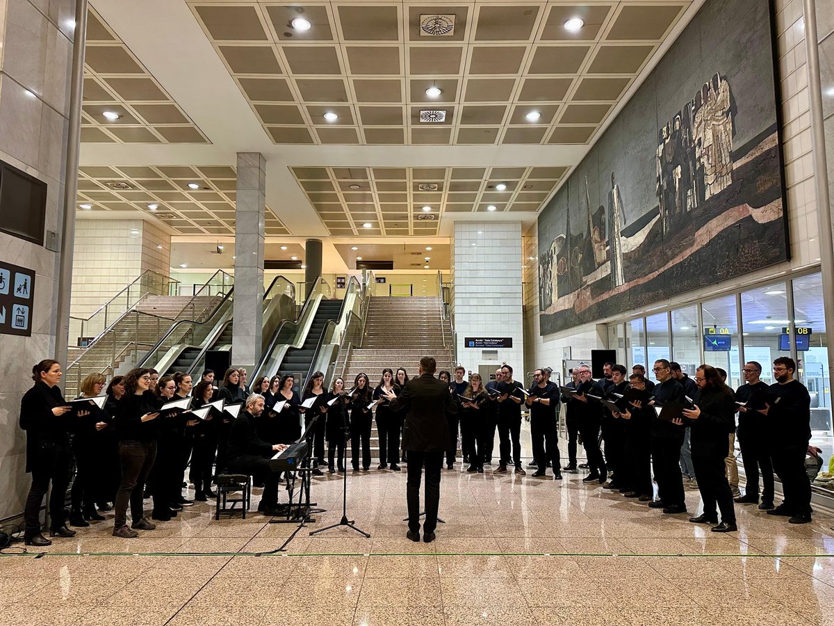 aena's tweet photo. 🎶 ¡La #Navidad 🎄 ya suena en el #Aeropuerto Josep Tarradellas #Barcelona-#ElPrat con #AenaConLaMúsica 🛫!

👉 El @Orfeo_Catala ofrece un recital para dar la bienvenida a la época navideña en la escalinata de la Terminal T2. https://t.co/5cKgia63IY