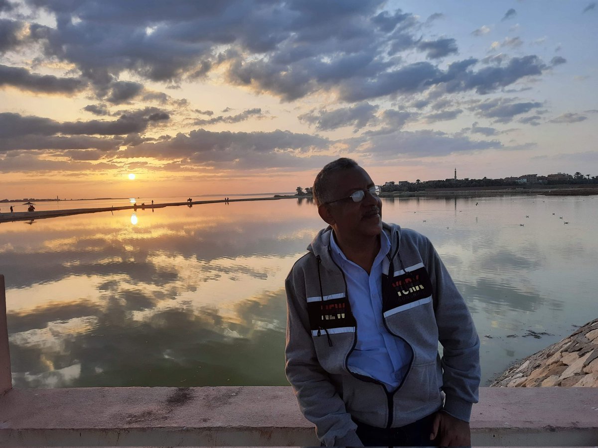 لي عند بابك يا إلهي مطمع
وإذا يئست فأي باب أقرع
ضاقت علينا كل أبواب الهنا
ودخولها من باب عفوك أوسع
يا رازق الأحياء من فيض العطا
أنت الذي لنداء عبدك تسمع