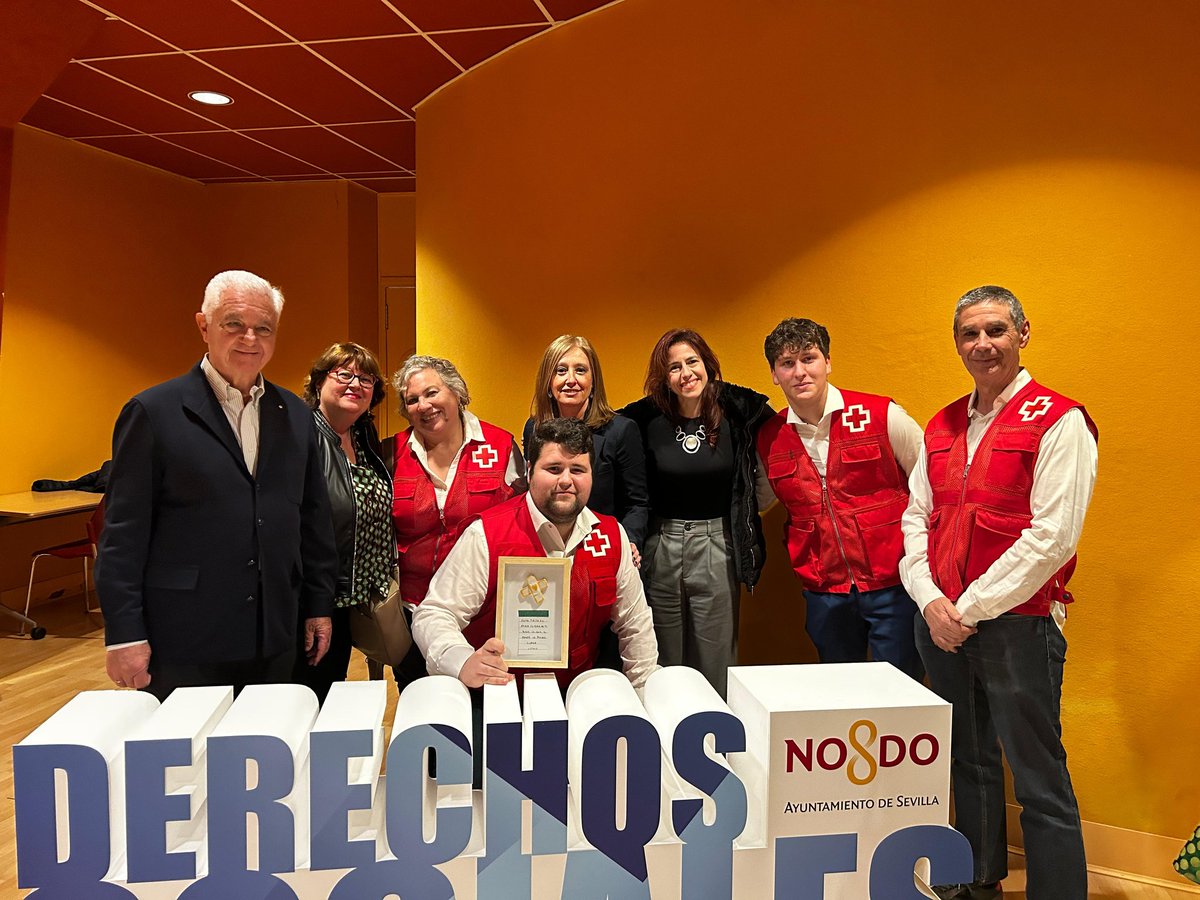 marinisac's tweet photo. Orgullo de pertenecer a un equipo como éste, donde se combate con hechos y realidades. Con una labor incansable y a veces poco valorada. Gracias 🫂 #voluntariadocruzroja #SevillaCiudadComprometida https://t.co/vRGoPzj0Ru