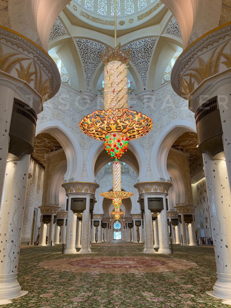 ITSJASONFRAZER's tweet photo. Abu Dhabi do ✅ 

Sheikh Zayed Grand Mosque 🕌 🇦🇪 https://t.co/qKDWUTMt6T