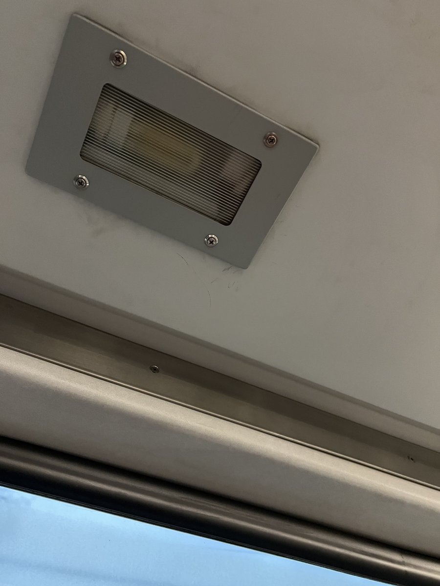 YataCosmic's tweet photo. Light off, hanger broken… nice. Nice nice nice 🤡🎪🗑️
@NJTRANSIT 
@FuckNjTransit https://t.co/Aq0tRdieVK