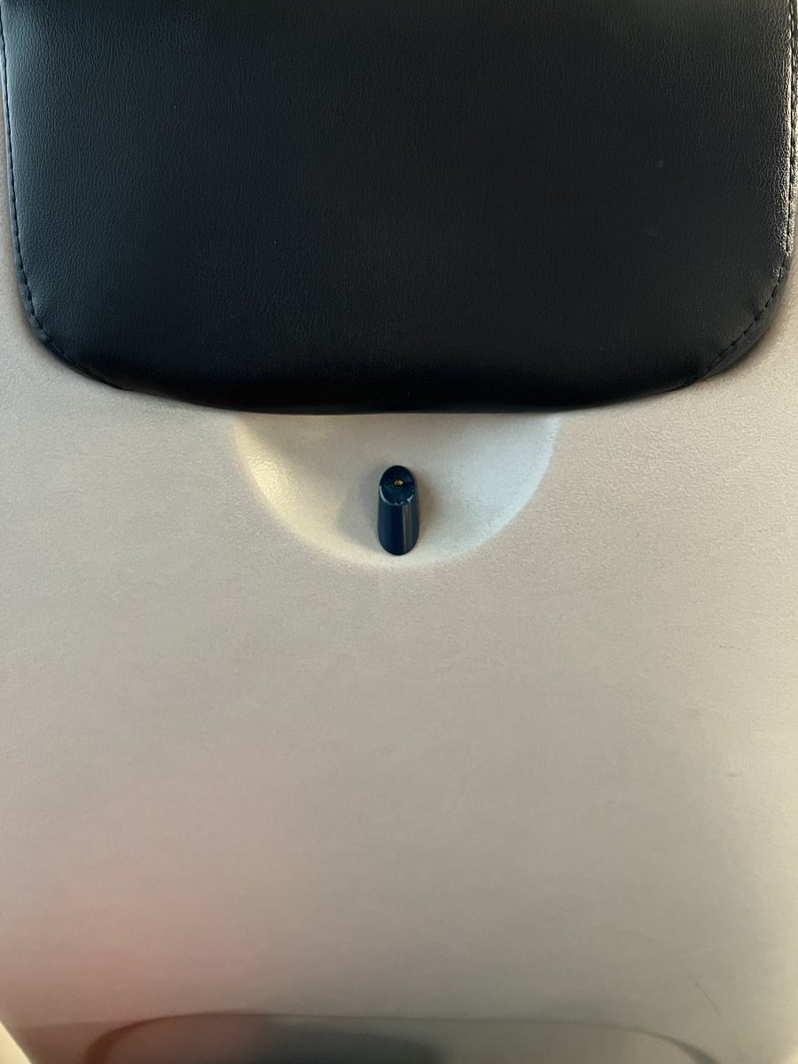 YataCosmic's tweet photo. Light off, hanger broken… nice. Nice nice nice 🤡🎪🗑️
@NJTRANSIT 
@FuckNjTransit https://t.co/Aq0tRdieVK