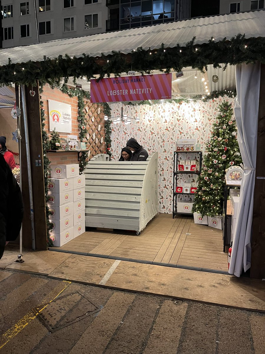 IsaacRabbani's tweet photo. @blueraspbaby5 There was a whole stand of these at the Boston Christmas village last year. I was enrapt https://t.co/1chpOLlPSj