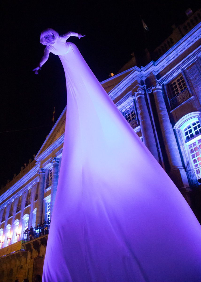 ➕ logo das ruadas amenizadas por <a href="/CantigaseAgarim/">Cantigas e Agarimos</a> e Brincadeira, a praza sorprendeu a veciñanza coas figuras xigantes, as estrelas andantes e o enorme monicreque de luz da Cía Pablo Méndez! 👇