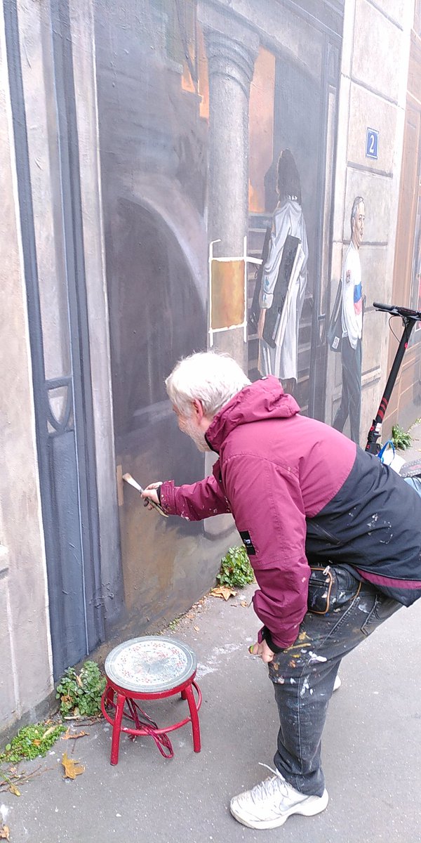 Suite aux révélations des crimes sexuels de l'abbé Pierre, la @Mairie1Lyon a réuni un comité sur la Fresque des Lyonnais: vue la gravité des faits et par égard pour les victimes, l'effacement a été décidé. Cité création restaure le décor et inscrit un hommage au droit au logement