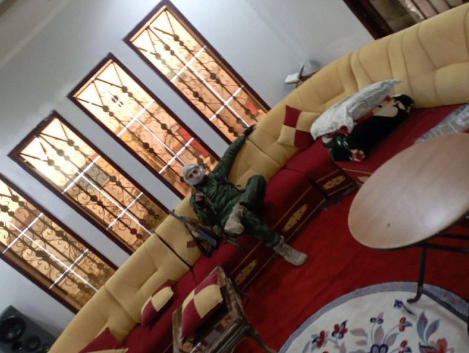 Halep'te Esed sarayına giren muhalifler Ebu Ubeyde pozları veriyor.