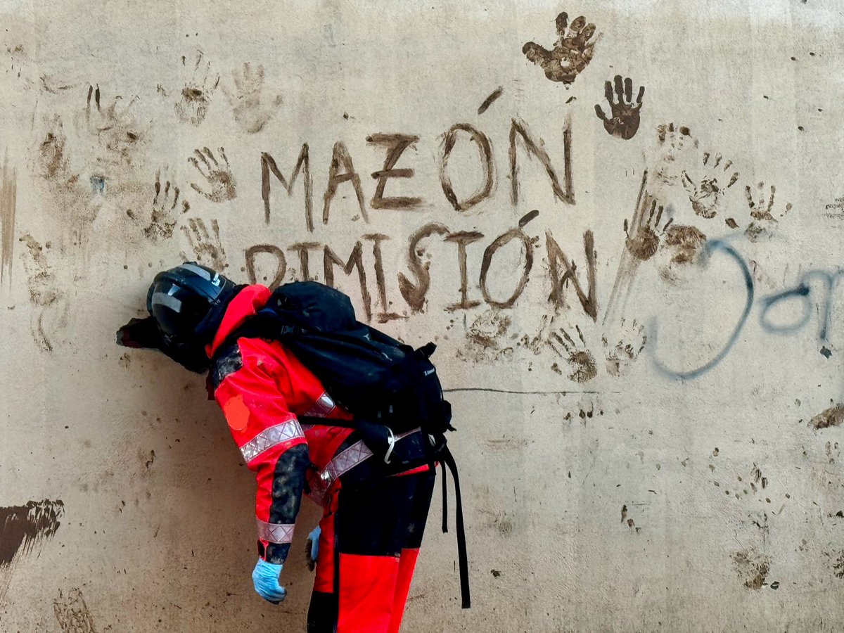 Avui fa un mes de la tràgica riuada al #PaísValencià #cataroja #nioblitniperdo #danavalencia #mazóndimissió #mazóndimissión