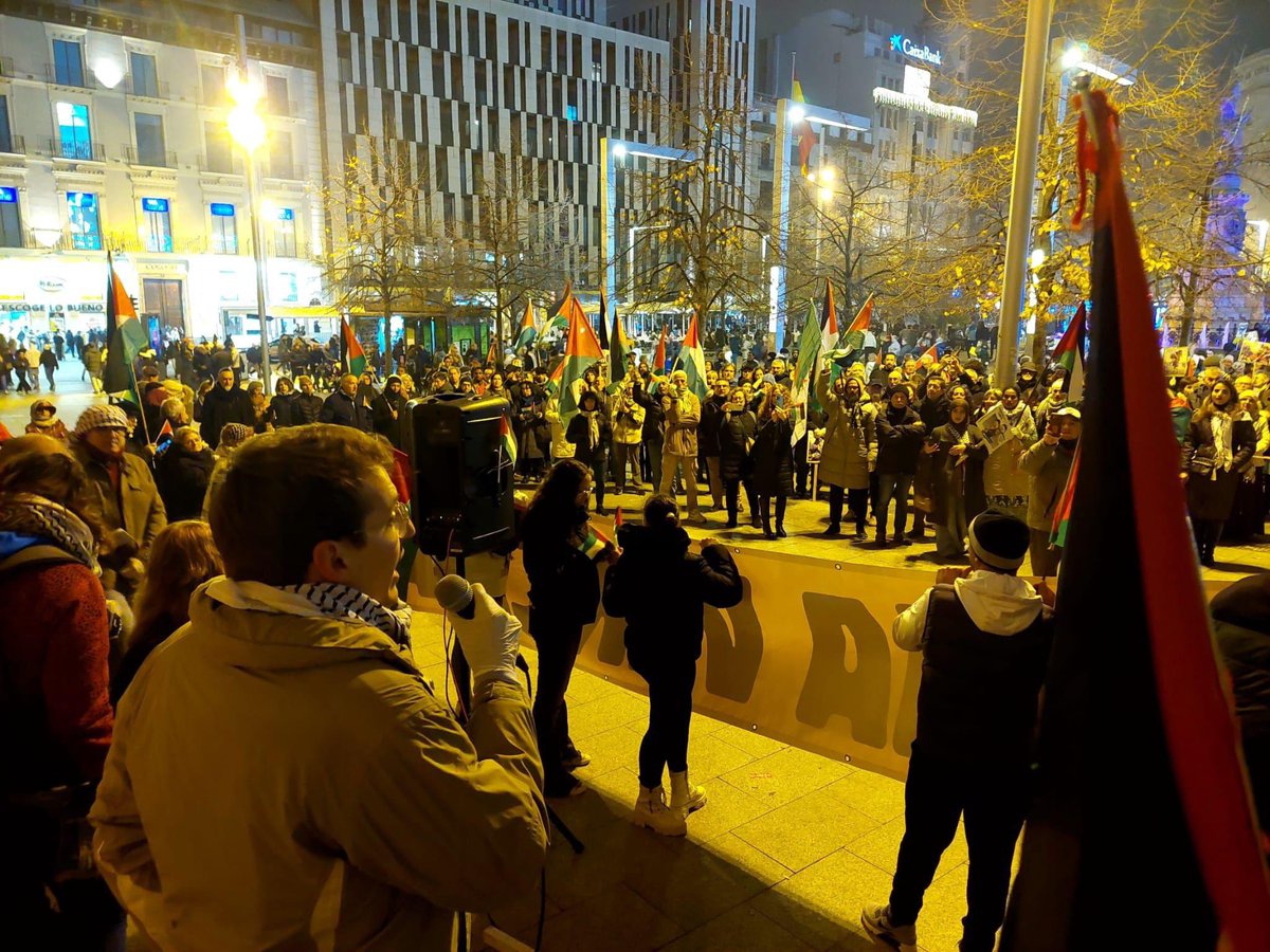 Casapalestina_'s tweet photo. Gracias, Zaragoza, por caminar hoy junto a Palestina. 
Cada bandera, cada pancarta, cada consigna coreada hoy en Zaragoza es un recordatorio de que Palestina no está sola, y de que la lucha por su libertad es una lucha global.
En un mundo que guarda silencio ante las injusticias, Zaragoza ha demostrado que aquí no miramos hacia otro lado.
#YoSoyPalestina
