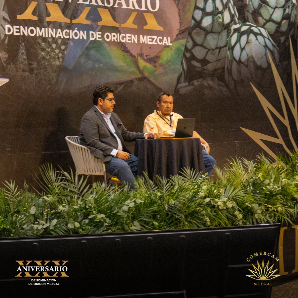 COMERCAM_AC's tweet photo. 1/2 Gracias a nuestros ponentes de hoy por compartir su conocimiento. 👏🏼
.
.
.
#COMERCAM #Oaxaca #mezcaleros #ponentes #audiencia #conferencias #aniversario https://t.co/XlET5Mjq6A