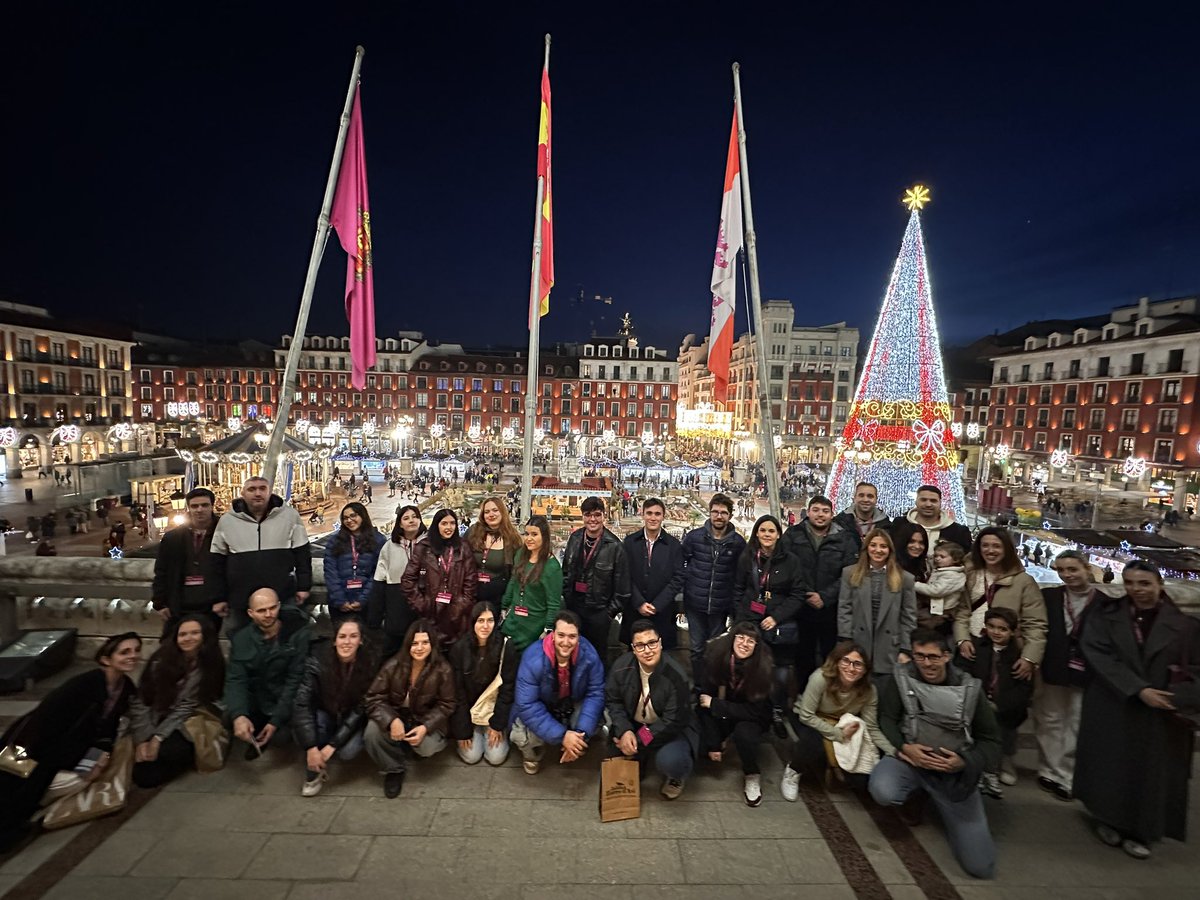 carolinadbp's tweet photo. La visita más especial hasta la fecha. ¡Qué Plaza Mayor! ¡Qué ciudad! 🎄💜
Gracias a todos los jóvenes que habéis venido hoy, nos vemos en la próxima 🥰
#ConoceTuAyuntamiento #JuVa @AyuntamientoVLL https://t.co/9YgD9CjI2H