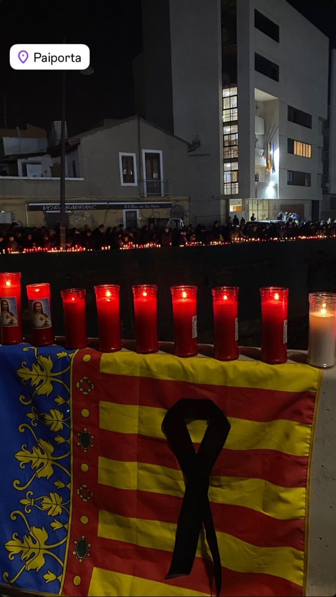 No puedo estar más emocionado. Podría venirme arriba, pero hoy el recuerdo de la gente que ha muerto ahogada me ha hundido. Y me ha dado por llorar. Muchos les han recordado esta noche en al Barranco del Poyo🕯🕯🕯🕯
#ValenciaNoSeOlvida
#ValenciaNoOlvida