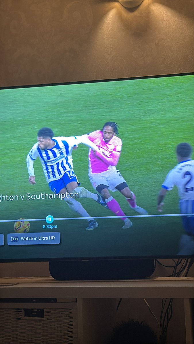 gazza_2393's tweet image. Refs of X! How is Kyle Walker-Peters getting away with black undershorts with white shorts?  #spotter #refwatch #makesmylifeharderatgrassroots