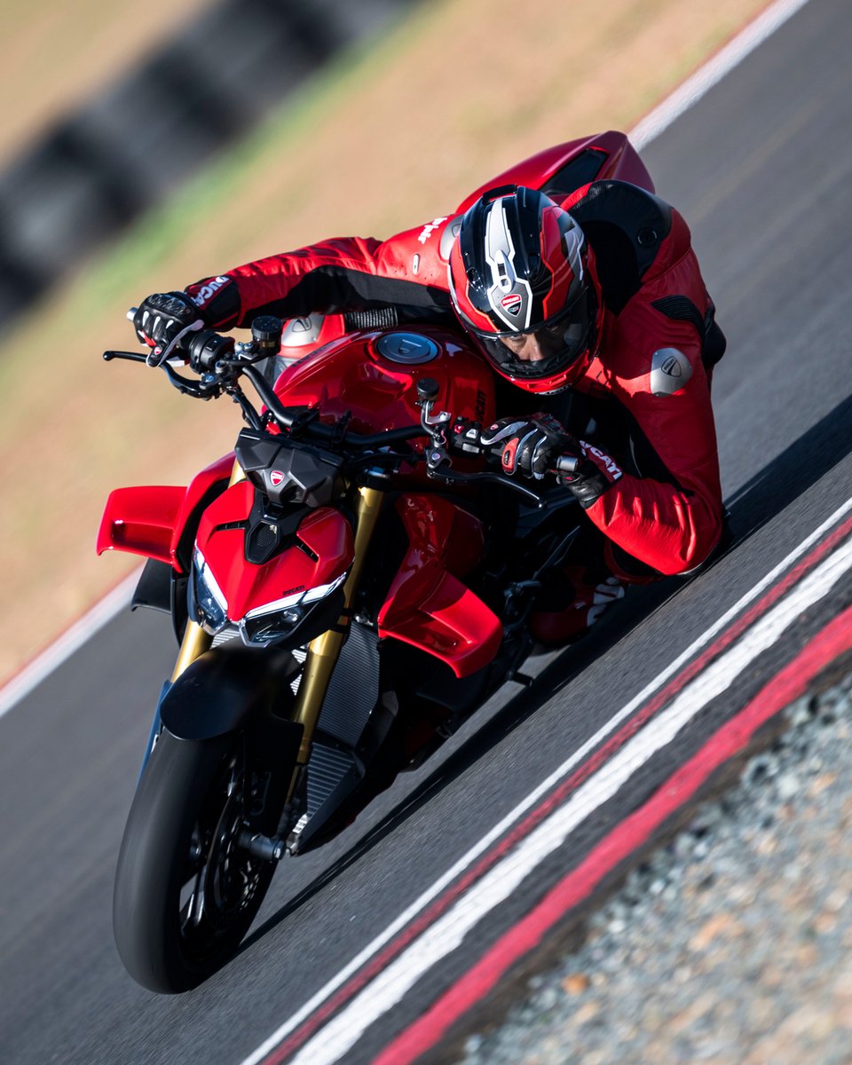 For the first time, Ducati has chosen to transfer the technology and performance of the Panigale V4 to a naked bike without sparing anything, creating a bike that combines the best of both worlds: ducati.com/gb/en/news/new… #Ducati #StreetfighterV4