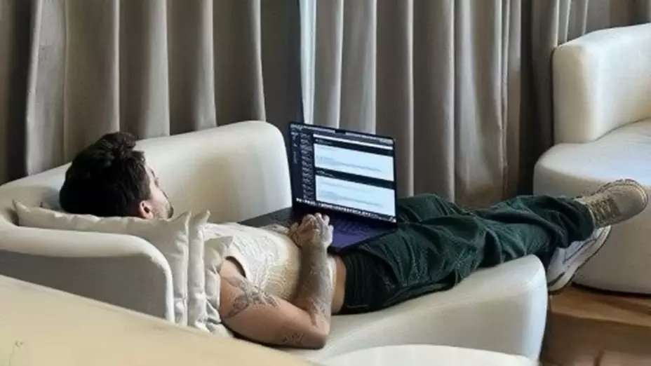 JusticeLP29's tweet image. Cronología según los empleados y huéspedes del hotel:
Liam fue fotografiado por otro huésped del hotel tumbado en un sofá del vestíbulo con su portátil a las 16.26 horas. 
A las 16.28 también fue fotografiado junto a un ascensor en el mismo vestíbulo.
#JusticeForLiam