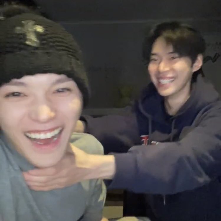 writin6's tweet image. every man gets his wish: a filo dotae au 🔞

boy bestfriend moments ni ty at ang wish nya ngayong pasko ay sana mapile