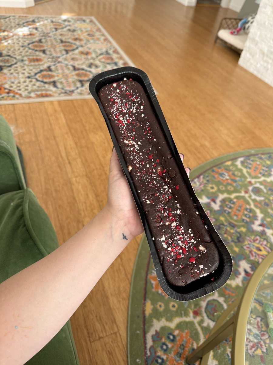 just ordered the double chocolate peppermint footlong cookie from subway and all i can say is never kill yourself https://t.co/XAuwu6O8aa