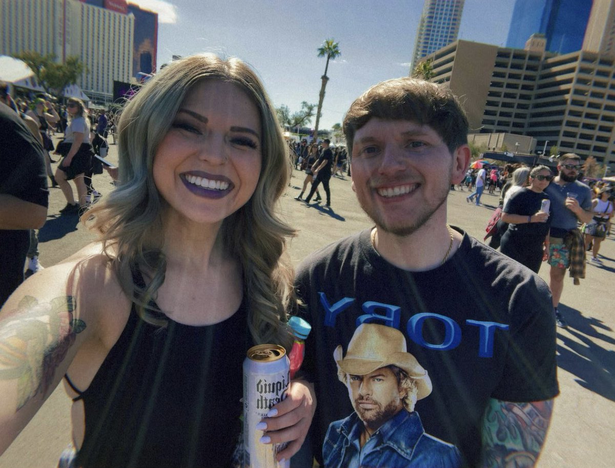 What’s this? A Black Friday AUSTYNTOOSWEET stream?? With a poppunkin feature?? UNHEARD of!

Join us for some Fortnite! (Hopefully we play as hot as we look)

twitch.tv/austyntoosweet