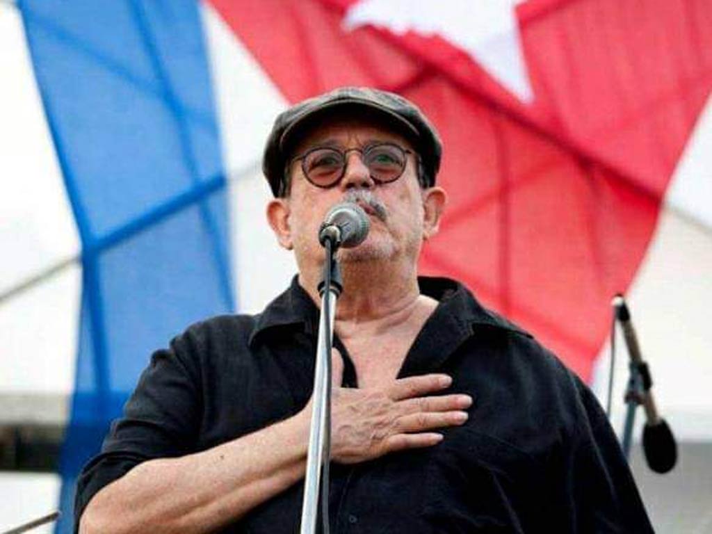 Muchas felicidades al querido poeta, trovador y cantautor Silvio Rodríguez. 

Gracias por tu inmensa obra. Recibe un fuerte abrazo en tu cumpleaños.