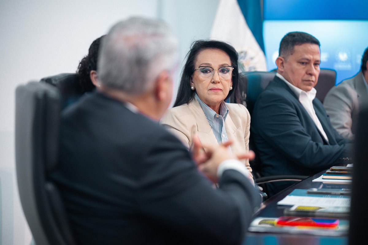 MedioAmbienteSV's tweet photo. Además, fortalecimos la colaboración estratégica con la @FAOElSalvador, un aliado clave que, como parte de la Comisión Técnica Nacional #AFOLU (COTENA), contribuirá con el 8% de la meta de reducción de emisiones de CO2 de El Salvador para 2040. 🌱 https://t.co/WVy23jwjAF