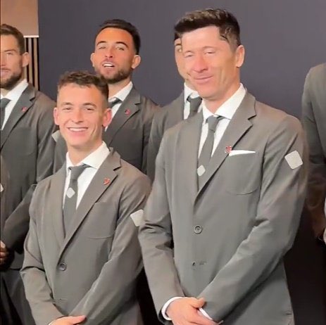 No quiero decir lo que parece Lewan con ese traje