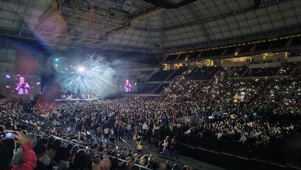 MupertBCN's tweet photo. Genial tornada del mestre Serrat al @PalauSantJordi per ajudar els damnificats per la DANA. I genial recordar als que ho han gestionat tan malament que 'Entre esos tipos y yo hay algo personal'... #BarcelonaAmbValencia https://t.co/vb2KwJbP7m