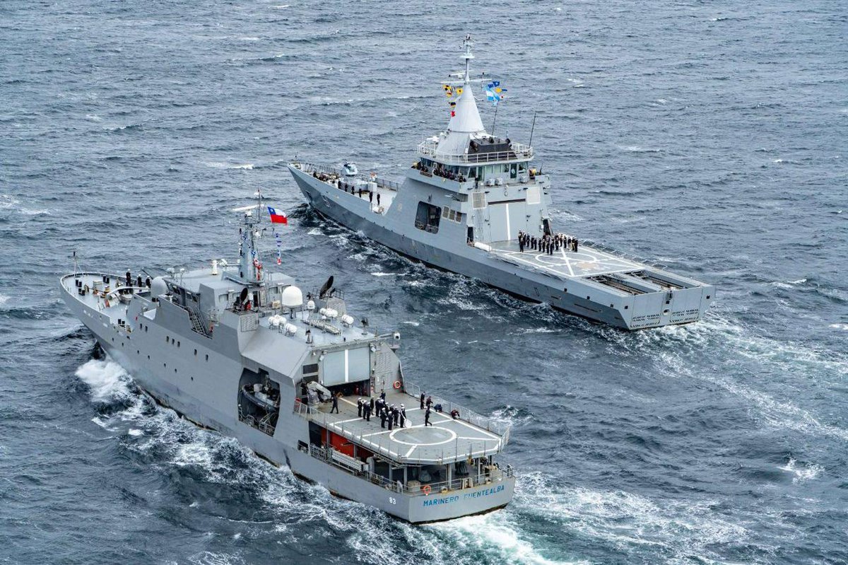 AlbertoKlaveren's tweet photo. En el Canal Beagle, los buques "Marinero Fuentealba" y "Bouchard", de las armadas de Chile y Argentina, concretaron un emotivo encuentro para conmemorar los 40 años del Tratado de Paz y Amistad, que permitió resolver pacíficamente las diferencias entre países hermanos. 🇨🇱🤝🇦🇷 https://t.co/LLpk8d9cgF