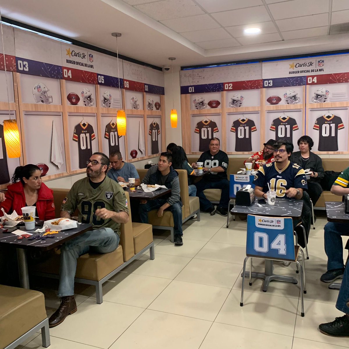 Primeroydiez's tweet photo. 🍔➕🏈🟰🫶🏻

Así estamos en la sucursal de Carl’s Jr de Lomas Verdes viendo el partido entre Chiefs y Raiders https://t.co/SZJIw0Jc59