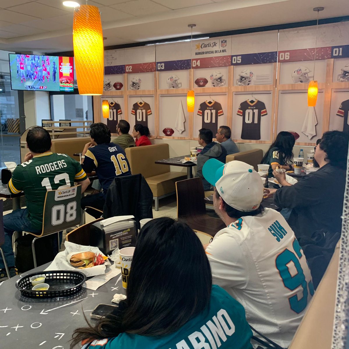 Primeroydiez's tweet photo. 🍔➕🏈🟰🫶🏻

Así estamos en la sucursal de Carl’s Jr de Lomas Verdes viendo el partido entre Chiefs y Raiders https://t.co/SZJIw0Jc59
