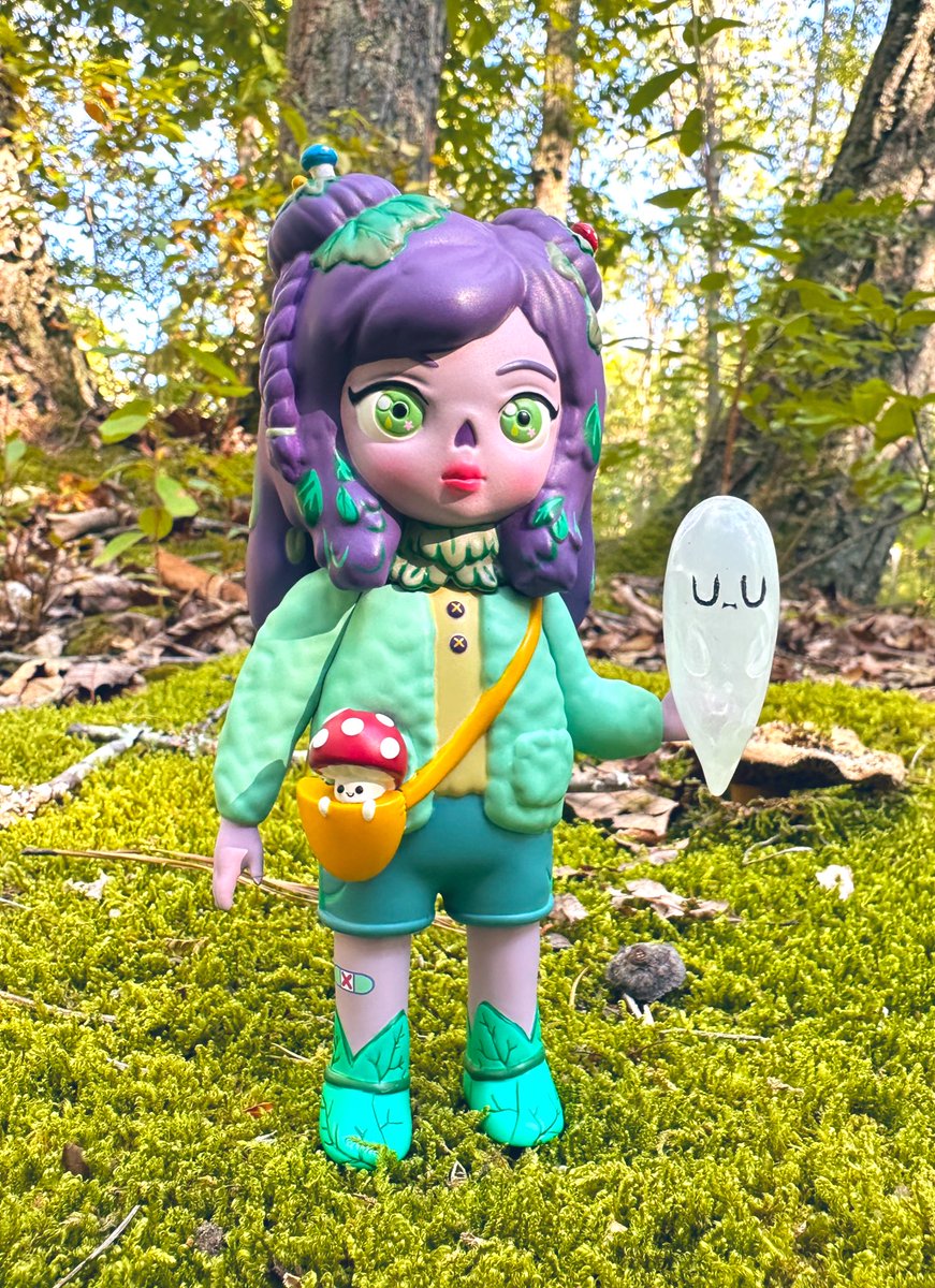 Last day to scoop 🌱 Girl From the Forest Floor✨ vinyl figure up with discounted preorder price from CLUTTER and to meet the amount they needed to ship by Q1 

🔗 Link in my bio &amp; thread 👇