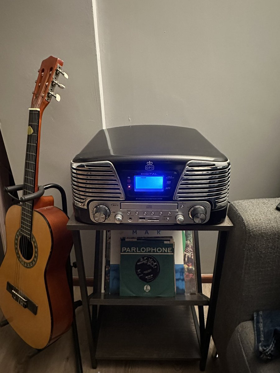 Palmtree16's tweet photo. New record player set up courtesy of my parents birthday present 🎵🎵 #vinyl #music #vinylrecords https://t.co/gXkXjDey3Z