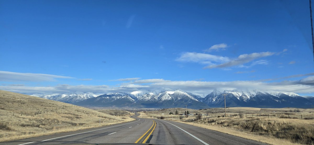 MontanaHolliday's tweet photo. Pictures can never do this view justice. #windshieldview #Montana #bigskycountry https://t.co/IXJMWiseoo