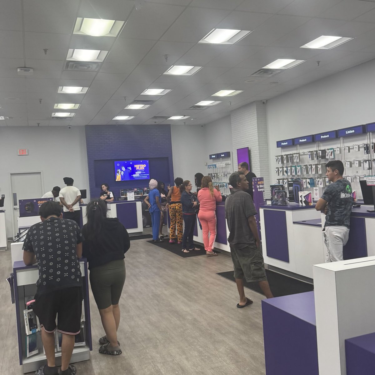 Terry Hayes (@thayesnet) on Twitter photo The word is out & the crowds are in to get β¦<a href="/MetroByTMobile/">Metro by T-Mobile</a>β©'s best deals of the year on Black Friday Weekend. The word is out & the crowds are in to get β¦<a href="/MetroByTMobile/">Metro by T-Mobile</a>β©'s best deals of the year on Black Friday Weekend.