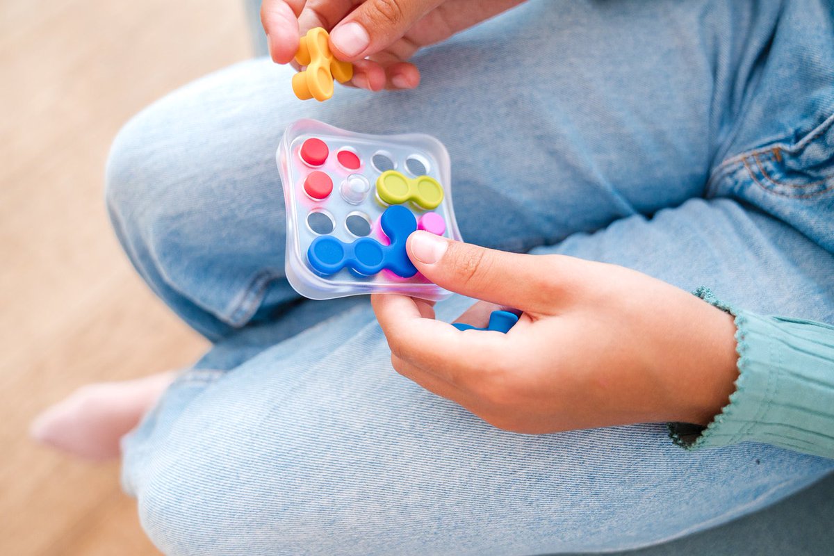 A back to back fidget… 💚

Plug the green puzzle piece anywhere on the grid and then fit the remaining pieces in from either side. 

A satisfying fidget puzzle that fits in your pocket!

#smartgames #reverso #fidgetgame #fidgettoy #newgame #pocketgames #stockingfillergifts