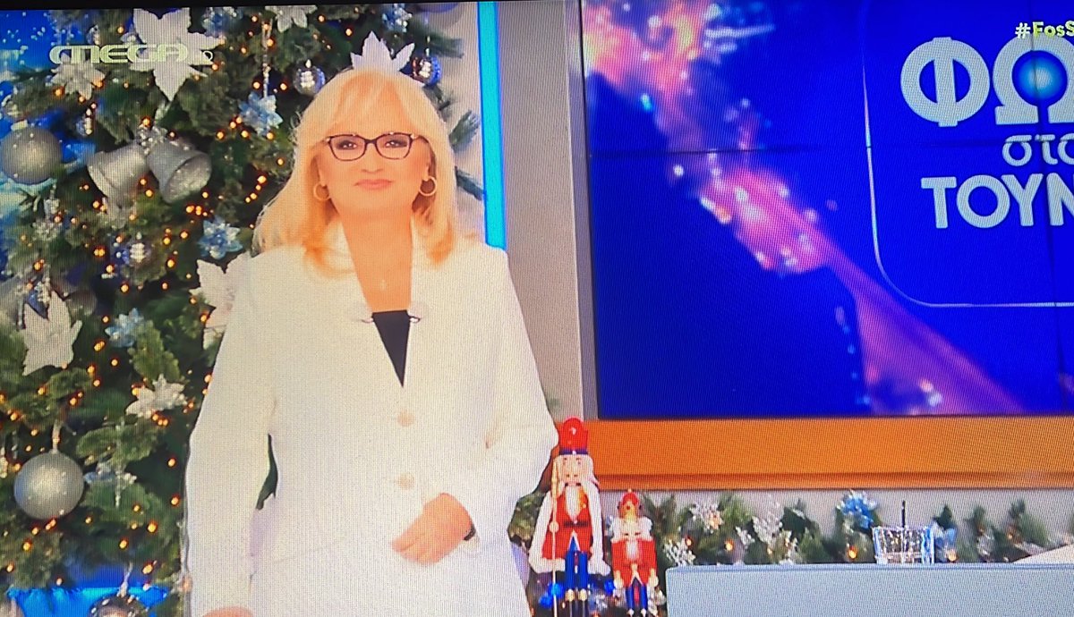 thanasima_agna's tweet image. Στολισμένο πλατώ και η Αγγελω μας αγγελάκι στα λευκά της με μαύρο τοπακι μέσα για να σπάσει την ασπρίλα  #fossstotounel