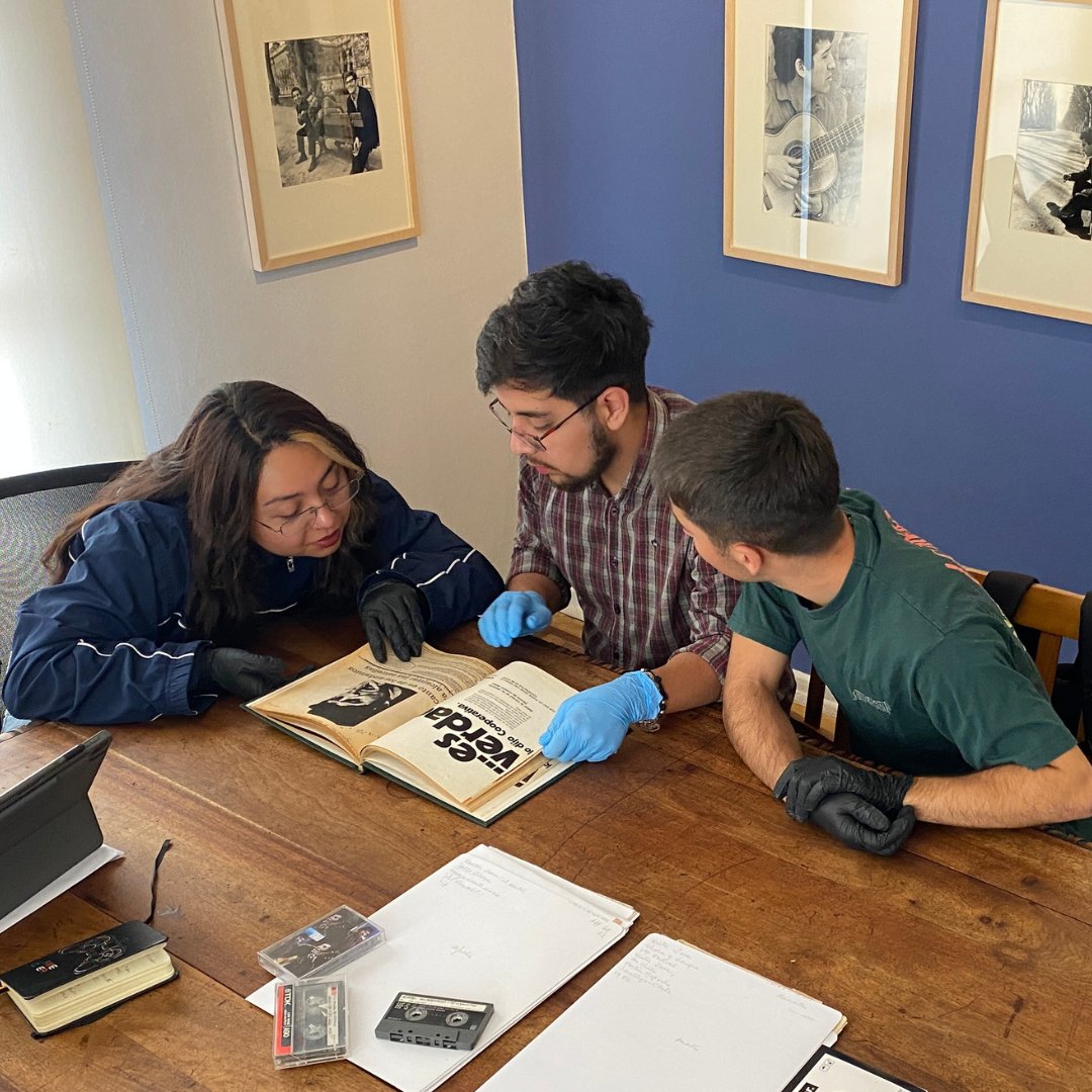 📍El pasado miércoles, el Archivo Victor Jara recibió la visita de un grupo de estudiantes de Licenciatura en Historia de la <a href="/usach/">Universidad de Santiago de Chile</a>. La visita se enmarca en las actividades de vinculación del Archivo con comunidades educativas e investigadores.