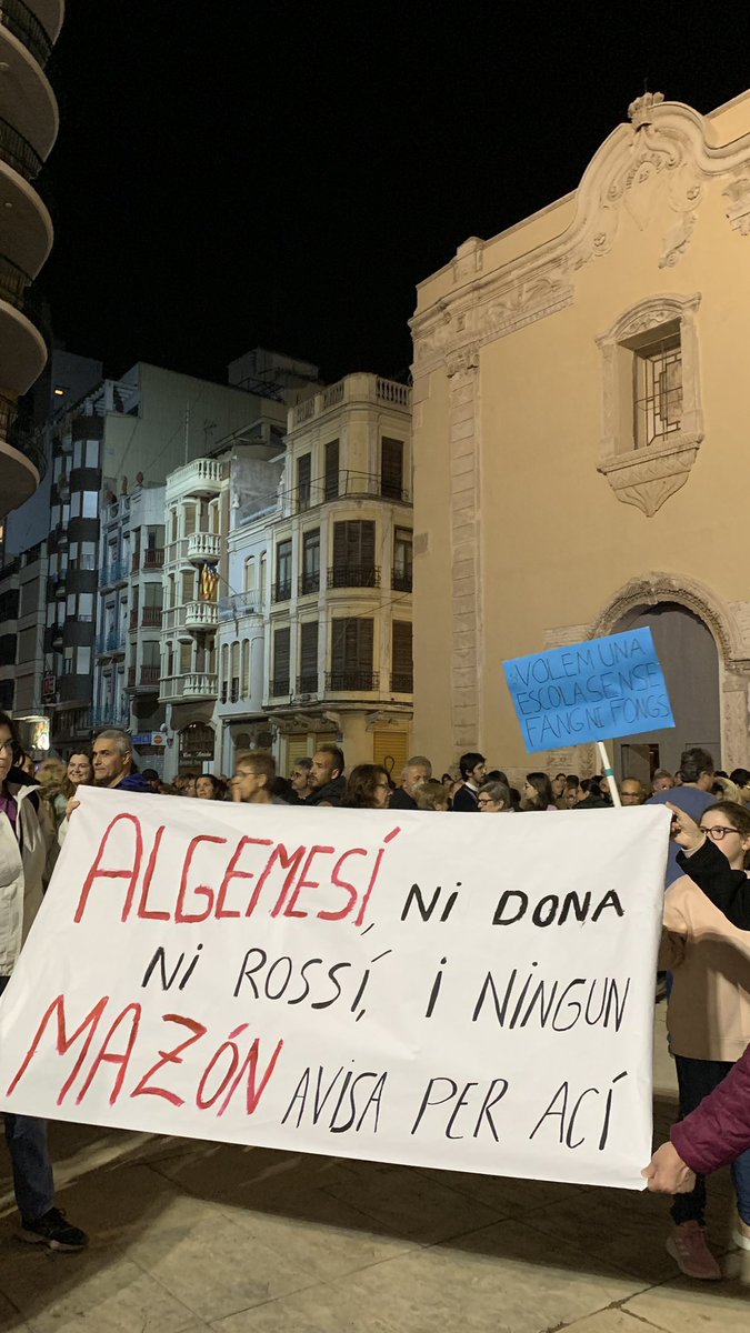 blancaatrll's tweet image. Els Algemesinencs també hem ixit hui al carrer amb un missatge clar: Mazón dimissió!!!!✊🏼