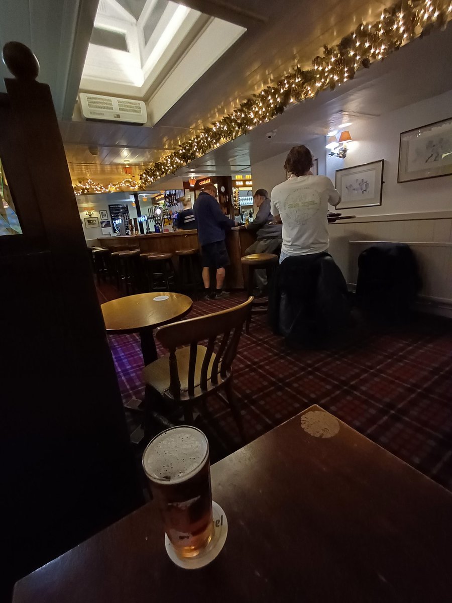 Juzza07's tweet image. Good evening Weybridge!

#gelovejuzza07
#oldcrown