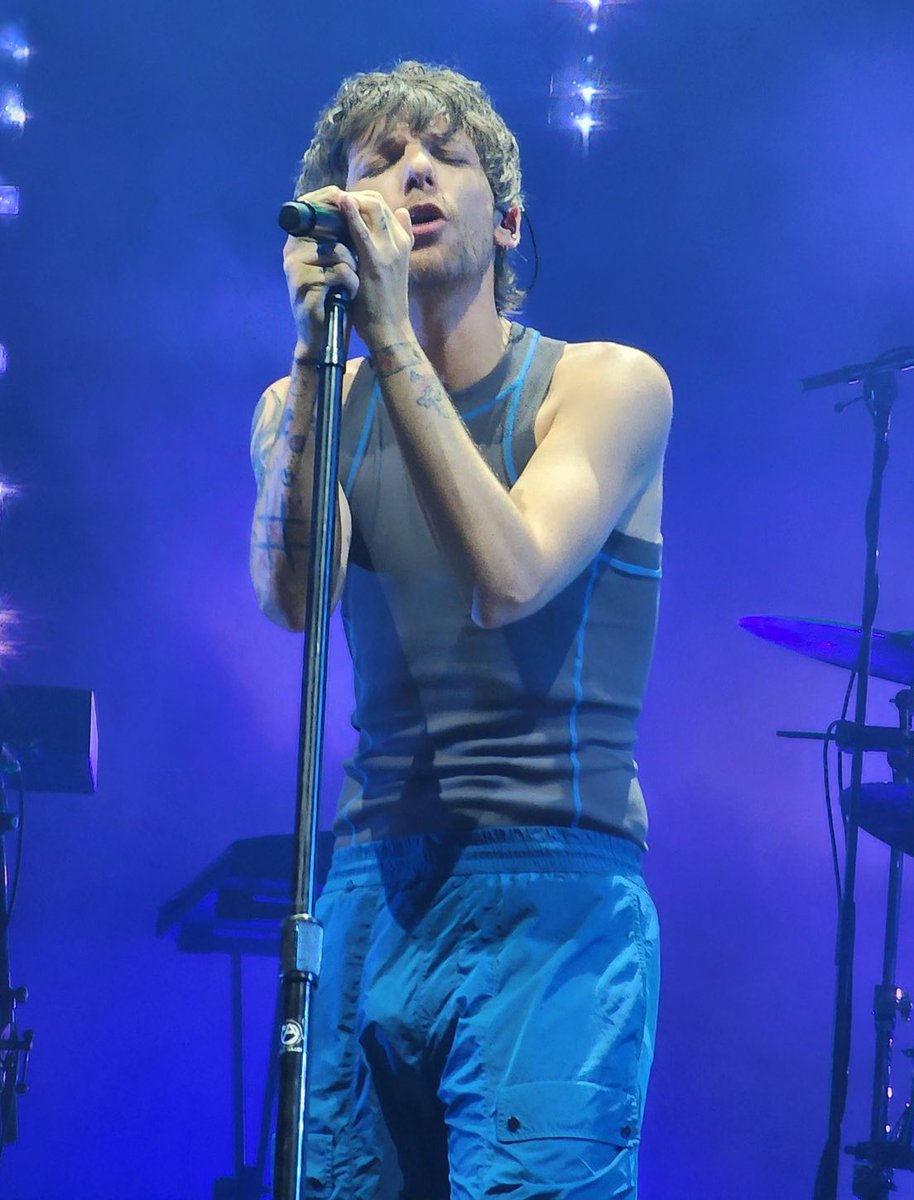 give me 5 minutes and no hair tie he can hold my hair