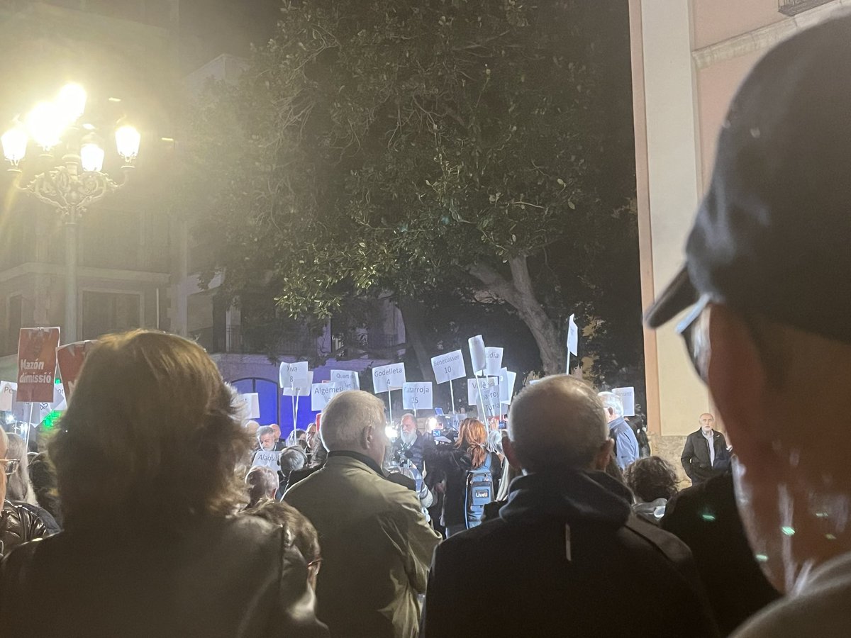 Un nus a la gola en sentir desfilar el nom de les poblaciones amb les seues víctimes.

Mentre ell dinava, la gent s’ofegava.