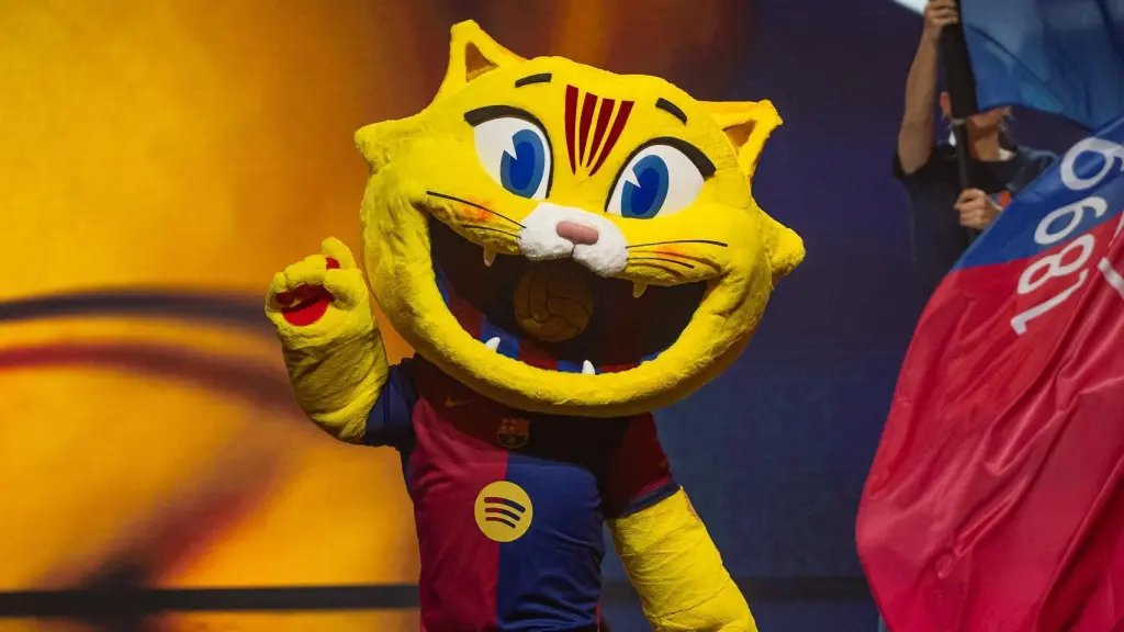 Navismo16's tweet photo. La mascota del Barça          //           La mascota del Sevilla https://t.co/B7BRIxmuOG