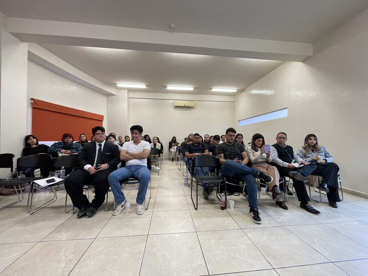 Dejatuhuellahmo's tweet photo. 📢 Diálogo Universitario "Tu participación no termina con la elección" organizado por el el @IEESonora en el marco del #CongresoTotal de la @Unilider_univ 

Así como al Consejero Presidente @neryruiz por fomentar espacios de análisis con las juventudes. 🙋🏻‍♀️🙋🏻‍♂️ https://t.co/2gS34VsZQa